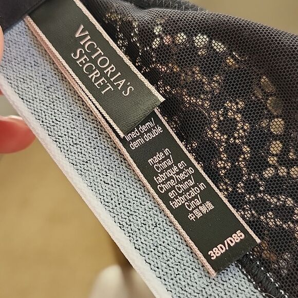 Victoria's Secret black & white, black lace overlay, molded cups, sz 38D - Picture 6 of 11